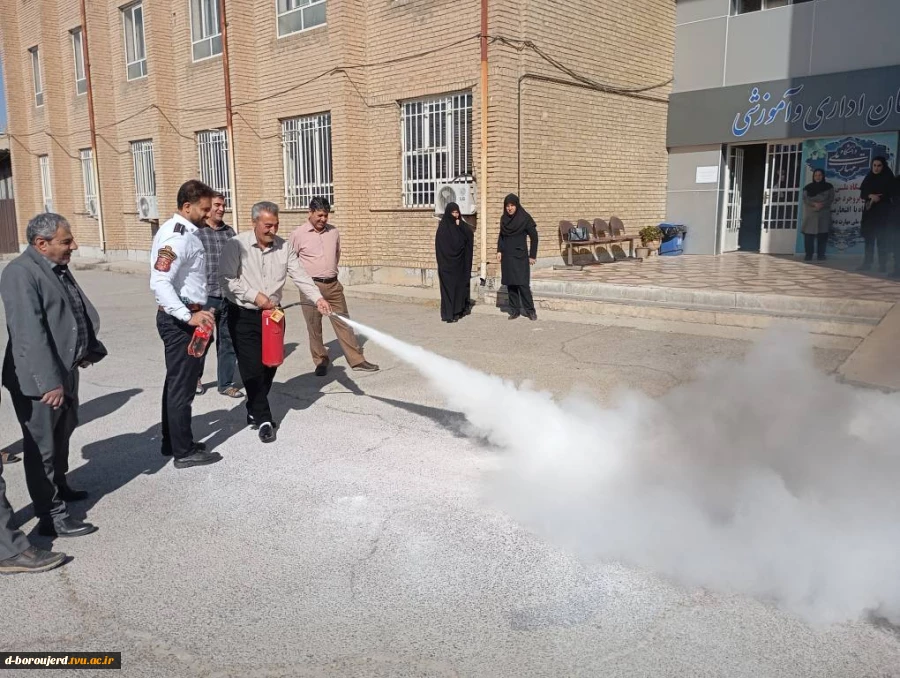 برگزاری دوره آموزشی آتش نشانی ویژه دانشجویان، کارکنان و اساتید 5
