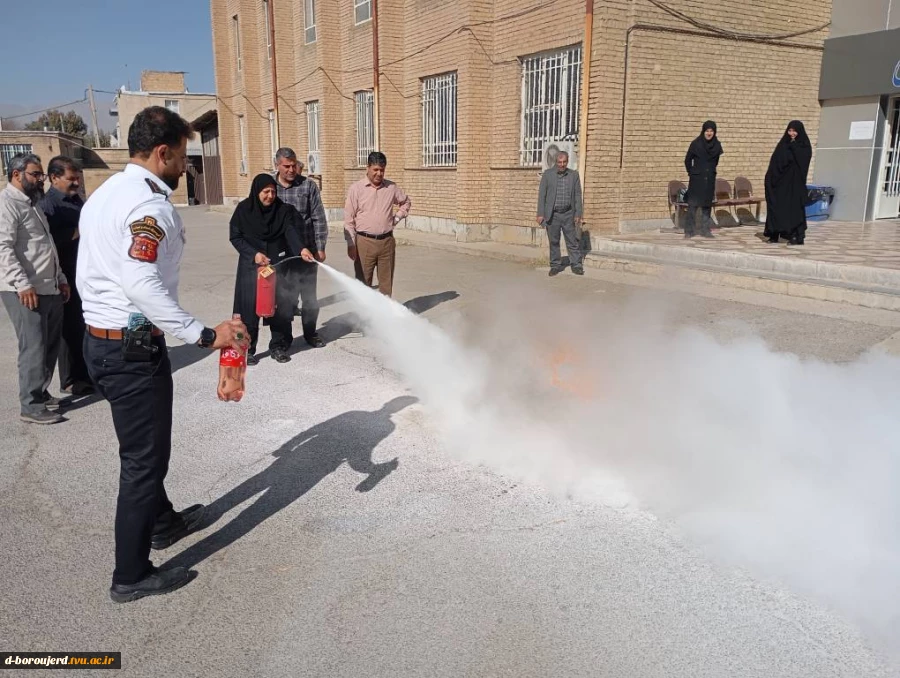 برگزاری دوره آموزشی آتش نشانی ویژه دانشجویان، کارکنان و اساتید 6