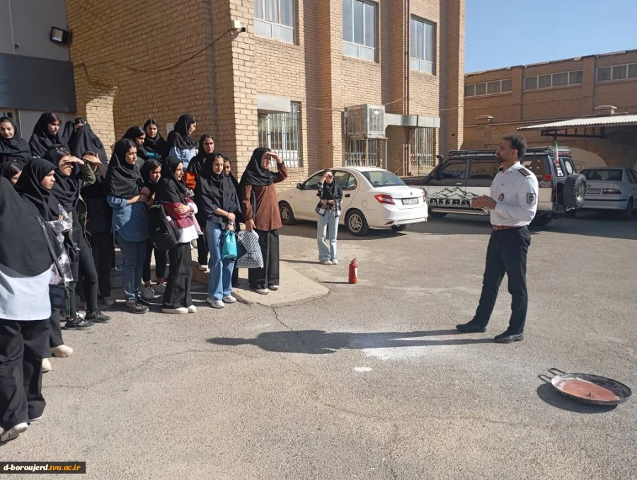 برگزاری دوره آموزشی آتش نشانی ویژه دانشجویان، کارکنان و اساتید 7