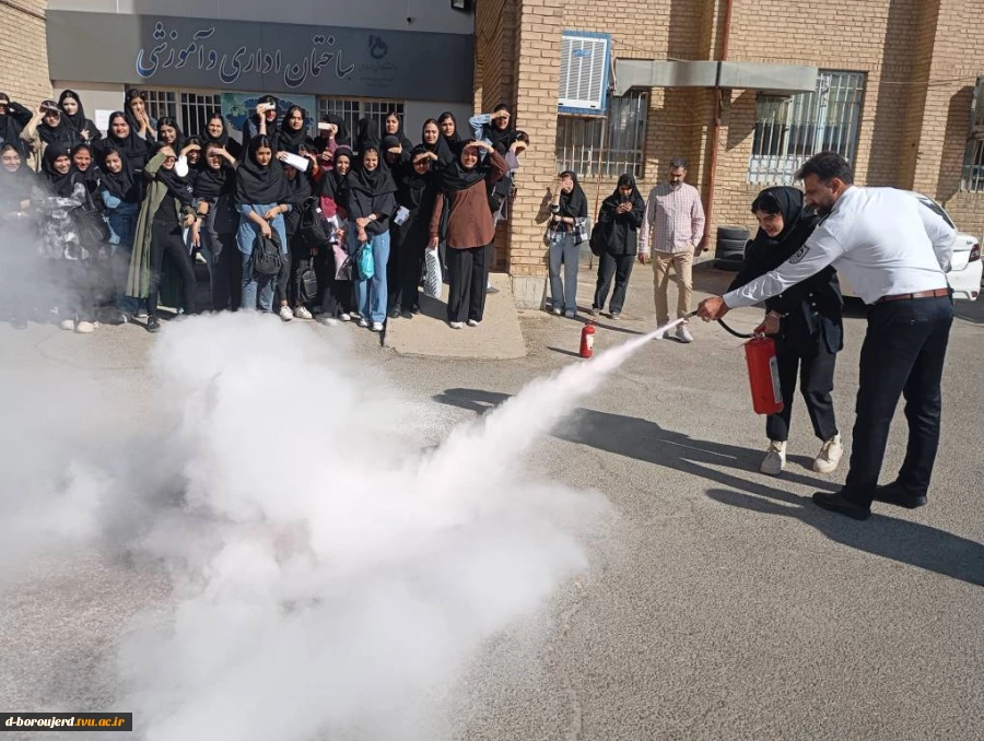 برگزاری دوره آموزشی آتش نشانی ویژه دانشجویان، کارکنان و اساتید 11
