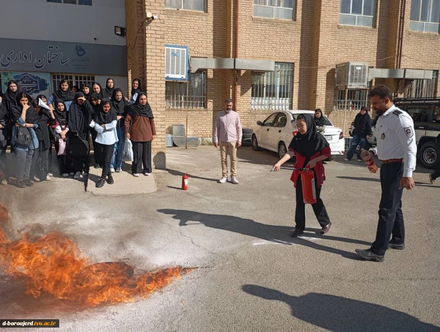 برگزاری دوره آموزشی آتش نشانی ویژه دانشجویان، کارکنان و اساتید 12